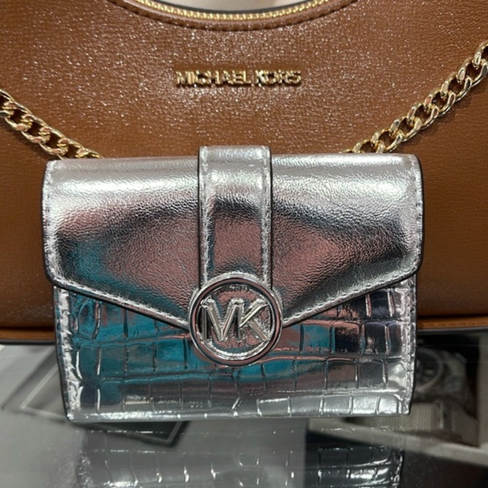 MICHAEL KORS CARMEN MEDIUM LOGO AND FAUX LEATHER WALLET 
SILVER 
NWT